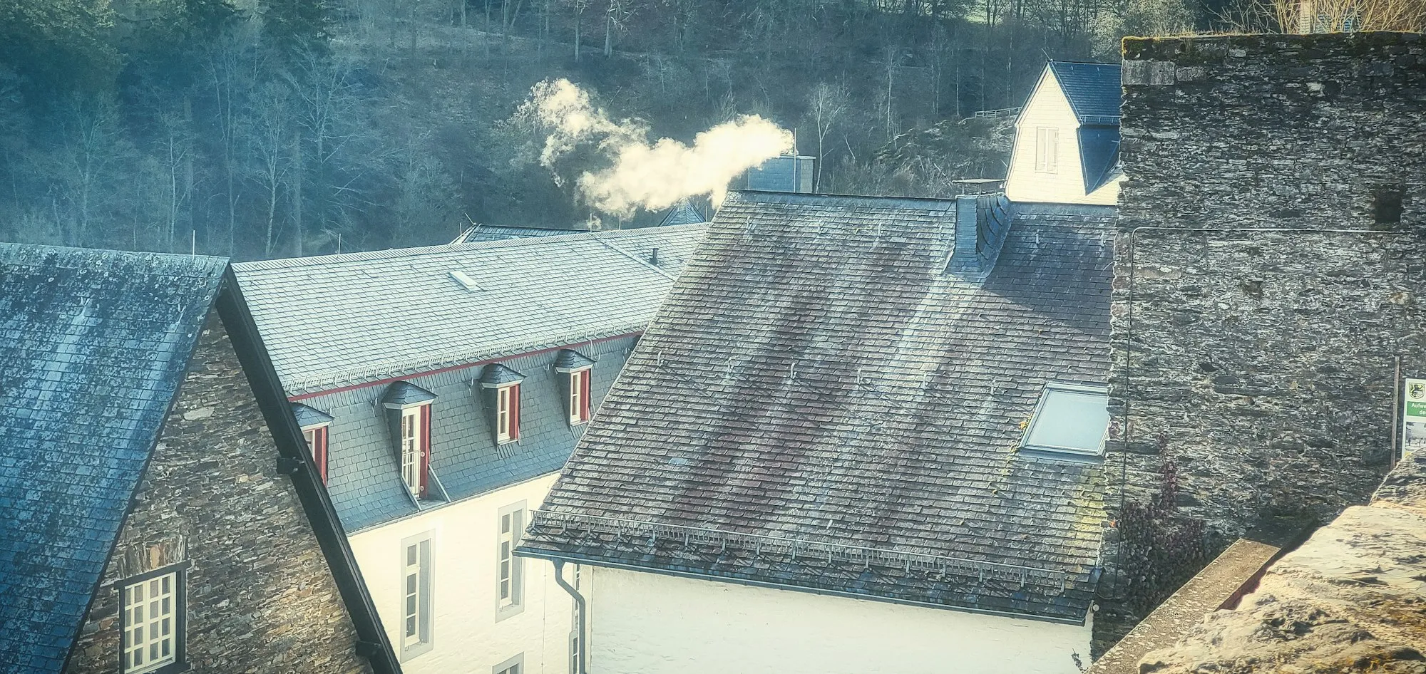 Häuser mit rauchenden Schornsteinen in der Eifel