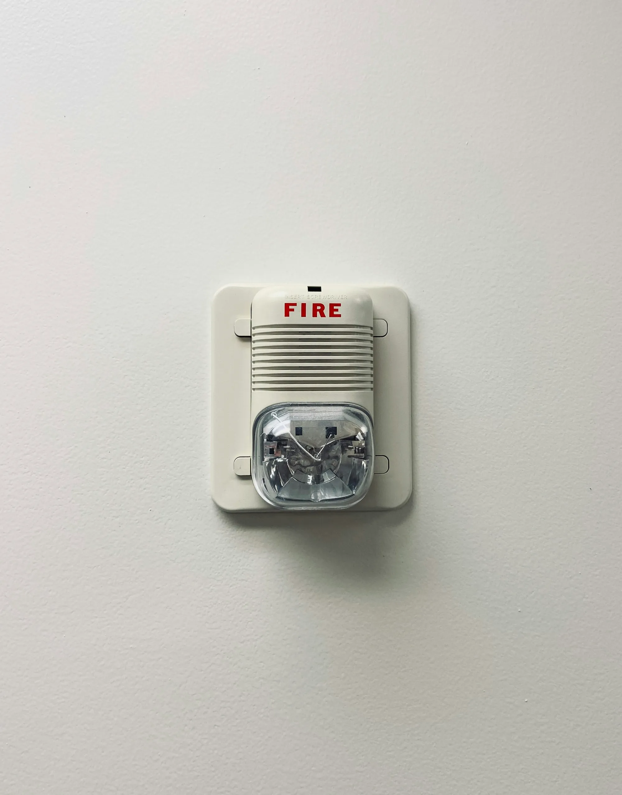 Rauchwarnmelder an einer weißen Decke